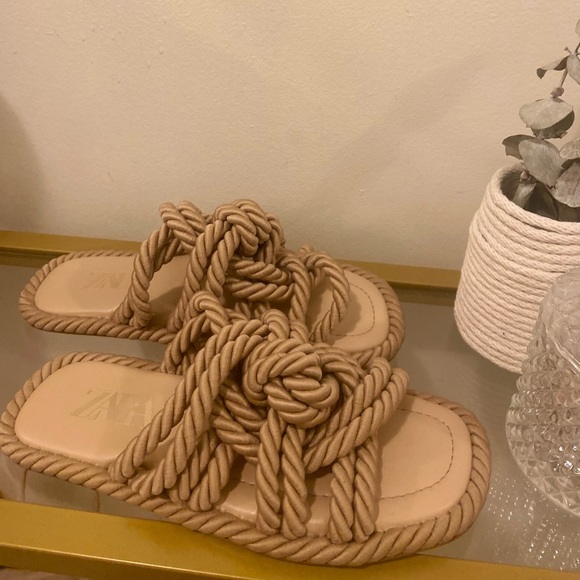 ZARA LOW HEEL KNOTTED SLIDE SANDALS, size
5, colour MINK GRAY - very unique! - Picture 4 of 8